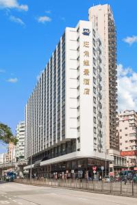 香港旺角维景酒店的街道边的白色大建筑