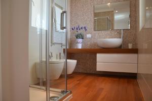 莫诺波利Porto Nuovo Holiday Home的一间带卫生间、水槽和镜子的浴室