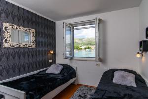 特罗吉尔季德罗别墅的一间卧室设有两张床和窗户。