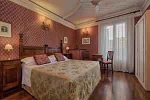 威尼斯加勒里亚酒店的卧室配有一张床和一张桌子及椅子