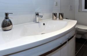 奥伯霍夫Extrablatt的带卫生间的浴室内的白色水槽