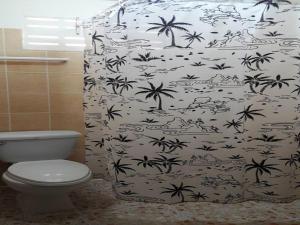 芭东海滩芭东玫瑰宾馆的浴室设有棕榈树的黑色和白色的淋浴帘