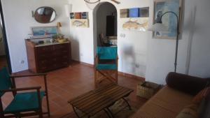 福尔内利斯ESGLESIA 4 by SOM Menorca的客厅配有沙发和椅子