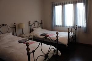 屋久岛拉伊斯拉博塔塞酒店的一间卧室设有两张床和两个窗户。