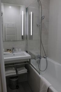 圣米歇尔山特拉斯布拉德酒店的带淋浴、盥洗盆和浴缸的浴室