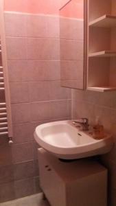 皮斯托亚Appartamento Isabella的一间带白色水槽和橱柜的浴室