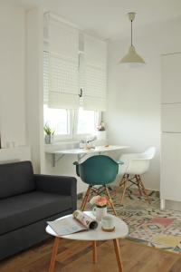 萨格勒布Studio apartman的客厅配有沙发和桌子