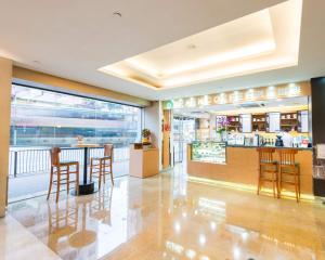 香港旺角维景酒店的大楼内一家带椅子的餐厅和一间酒吧