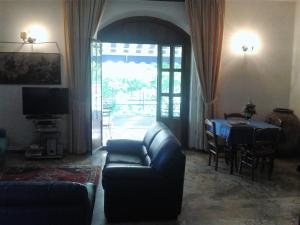 洛克里努拉蒙马酒店的客厅配有沙发和桌子