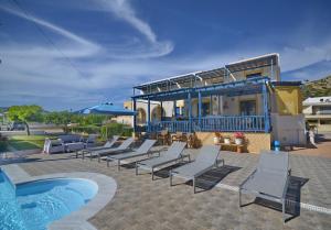 Emporeiós安普里奥斯湾公寓式酒店的一组躺椅和一个游泳池