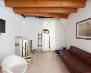 孔韦尔萨诺Dimora Nonna Rosa的带沙发和木制天花板的客厅
