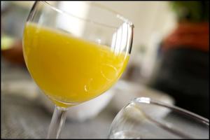 AartrijkeRooseboom22的坐在桌子上的一杯橙汁