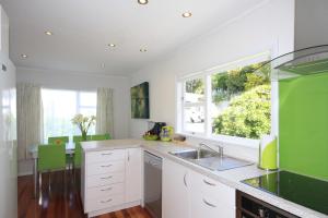 旺格努伊Durie Vale Retreat的厨房设有水槽和窗户。
