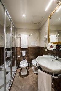 佛罗伦萨露可西广场酒店的一间带水槽、卫生间和淋浴的浴室