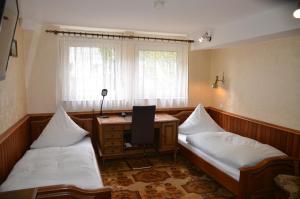 汉诺威瓦德西酒店的客房设有两张床、一张桌子和一个窗户。