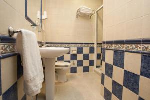 莫塞永提科塔克旅馆的一间带水槽和卫生间的浴室