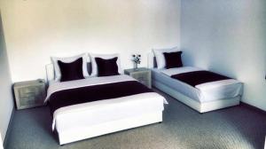 莫斯塔尔奥拉汽车旅馆的黑白客房的两张床