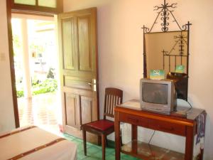 科万杜兰塔酒店的客房设有一张带电视和镜子的书桌。