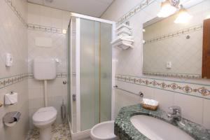 维克艾库塞美嘉马雷酒店的浴室配有卫生间、盥洗盆和淋浴。