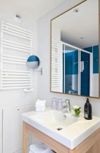万塞讷巴黎樊尚爱达格公寓式酒店的一间带水槽和镜子的浴室