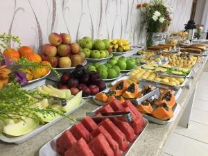 维列纳Hotel Comodoro的自助餐,包含不同种类的水果和蔬菜