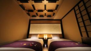 仙台仙台华盛顿酒店的小型客房 - 带2张床和窗户