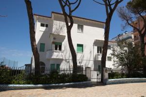 米萨诺阿德里亚蒂科Villa San Francesco的前面有树木的白色建筑