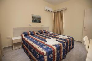 阿依纳帕艾力哥尼亚公寓式酒店的酒店客房设有床和窗户。