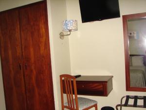 贝雅圣巴巴拉酒店的客房设有书桌、椅子和镜子