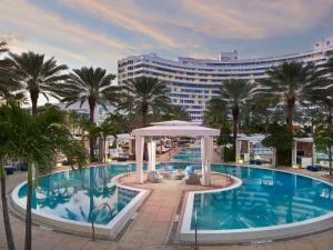 迈阿密海滩迈阿密海滩枫丹白露酒店的一个带凉亭的游泳池和一座大型建筑
