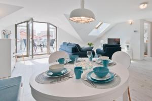格但斯克Apartamenty Gdańsk EU - Waterlane的客厅配有白色的桌子和椅子