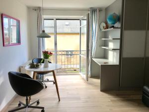 德累斯顿Erholen Garantiert的客房设有桌子、椅子和窗户。
