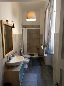 热那亚B&B Al Fronte del Porto的浴室设有2个卫生间、水槽和镜子