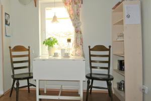 哈普萨卢Koidula Pesa的厨房配有两把椅子和一张桌子,还有一个窗户