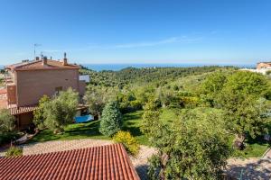 维科德尔加尔加诺Villa Moreschi的享有花园房屋的空中景致
