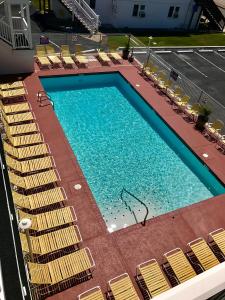 大洋城Empress Motel的享有带椅子的大型游泳池的顶部景色