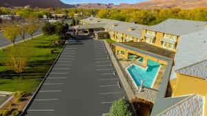 摩押摩押谷酒店 的享有带游泳池的房屋的空中景致
