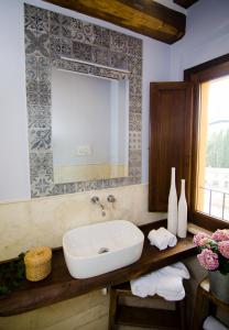 蒙特普齐亚诺迪摩拉戴尔埃尔贝公寓的一间带水槽和镜子的浴室