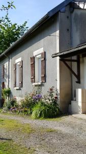 Merrey-sur-ArceLa Grive d'Arce的前面有窗户和鲜花的房子