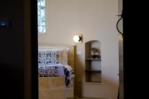 奥斯图尼Regina di Ulivi的一间卧室设有一张床和一个窗口
