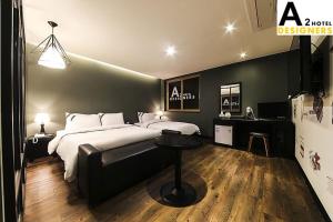 Yesan德新格A2酒店的一间卧室配有一张大床和一张桌子