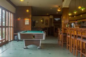 不拉士打宜不拉士打宜锡纳朋山酒店的一间酒吧,房间中间设有台球桌