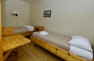 道森市邦克豪斯酒店的客房设有两张床和一张木桌。
