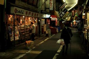 北九州坦噶桌旅舍的一条小巷里走在街上的女人