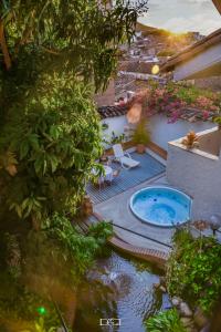 圣希尔Macondo Hostel的庭院中间带热水浴池的后院