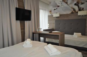 Zebrzydowice帕斯酒店的酒店客房配有两张床和一张书桌