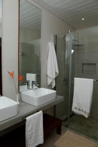 弗利康弗拉克2卡农旅馆的一间带两个水槽和玻璃淋浴间的浴室