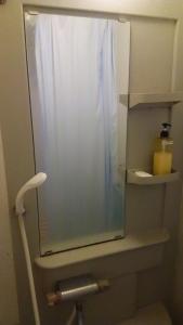 东京J旅舍的浴室配有带浴帘的卫生间