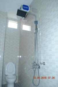 峰牙天堂酒店的浴室配有淋浴和卫生间。