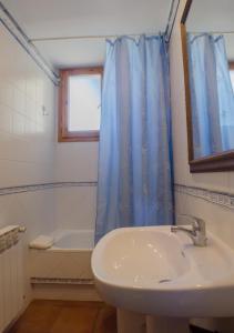 贝塞特Casa El Puente的浴室设有水槽和蓝色的浴帘